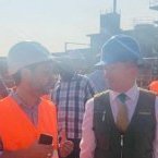 Lee White assiste au dépotage d’une cargaison de grumes de bois en provenance de Taiwan