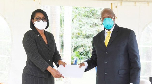 Ossouka Raponda à l’investiture du président ougandais Yoweri Kaguta Museveni