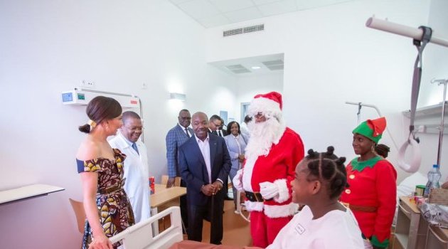 Ali Bongo au chevet des enfants malades du CHU Jeanne Ebori