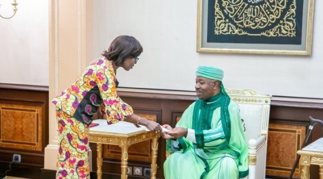 Xue Man et Marie Tumba Nzeza devisent avec Ali Bongo