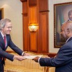 Ali Bongo reçoit les lettres de créances de quatre ambassadeurs