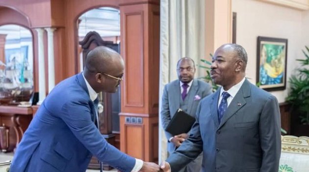 Ali Bongo échange avec trois de ses ministres