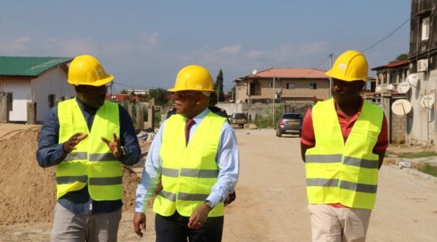 Owono Mba sur le chantier des résidences « Magnolia » d’Akanda