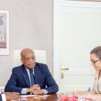 Roger Owono Mba devise avec l’ambassadeur de Chine au Gabon et la directrice de l’AFD