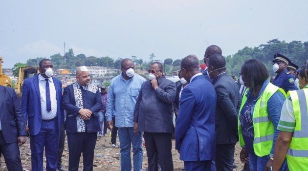 Julien Nkoghe Bekale s’offre une visite de la décharge de Mindoubé