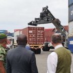 Lee White et Olivier Nzaou inspectent les containers de Kevazingo saisis et scellés dans la zone portuaire d’Owendo