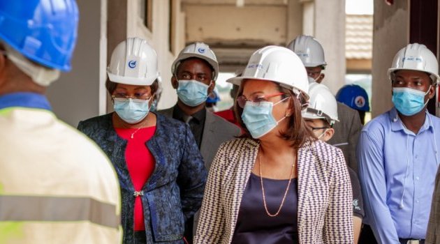 Madeleine Berre en visite à Nkok suite à l’incendie du centre AVIC INTL