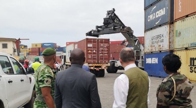 Lee White et Olivier Nzaou inspectent les containers de Kevazingo saisis et scellés dans la zone portuaire d’Owendo