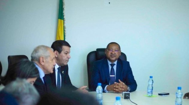 Foire algérienne de Libreville : Ogandaga échange avec son homologue algérien