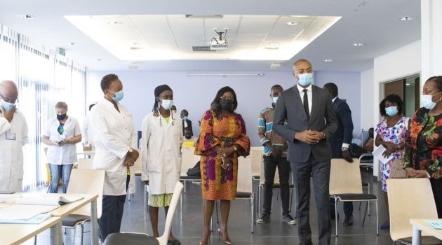 Covid-19 : le ministre gabonais de la Santé visite les centres de vaccination du Grand Libreville