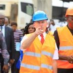 Lee White visite les usines de transformation du bois de la zone portuaire d’Owendo