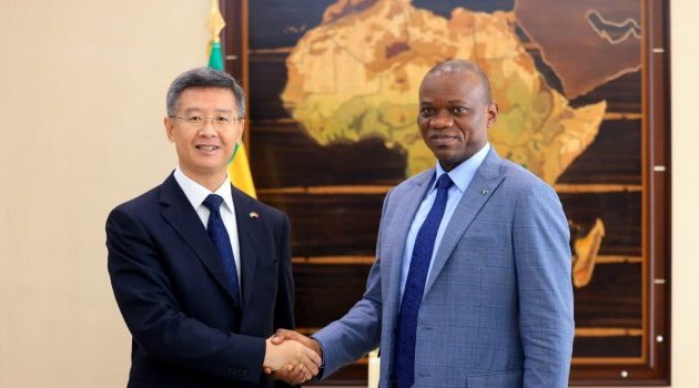 Brice Oligui Nguema échange avec l’ambassadeur de Chine et des entrepreneurs militaires chinois