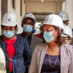 Madeleine Berre en visite à Nkok suite à l’incendie du centre AVIC INTL