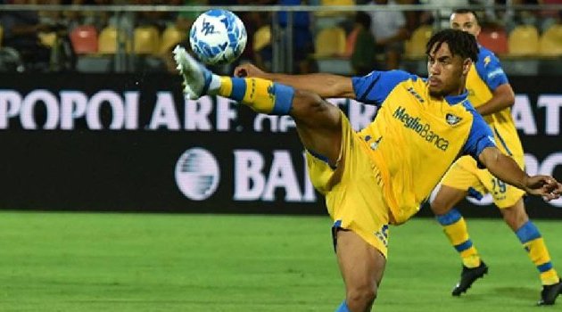 Serie B&nbsp;: Anthony Oyono décisif, Frosinone arrache un nul spectaculaire face à Catanzaro