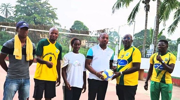 Coopération : Remise de matériel didactique à Koulamoutou par Mangasport