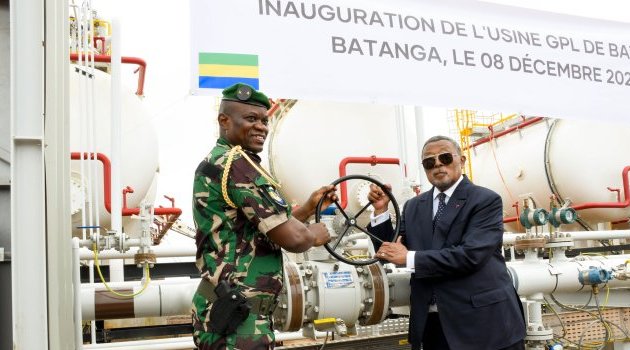 Le général Brice Clotaire Oligui Nguema inaugure l’usine GPL de Batanga