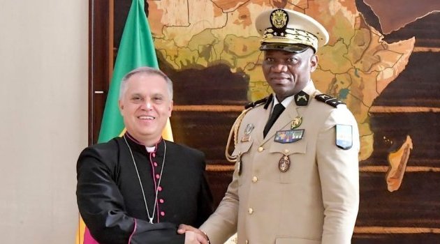 Brice Clotaire Oligui Nguema échange avec le nonce apostolique et une délégation d’évêques