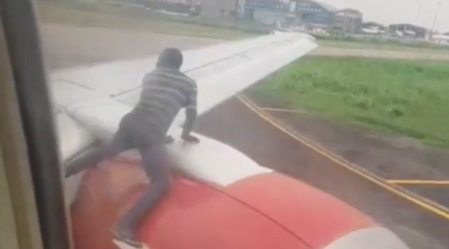 Nigéria : un homme tente de voyager agrippé à l’aile d’un avion