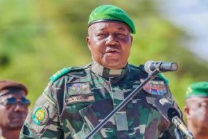 Attaque de l’aéroport de Niamey&nbsp;: Tiani accuse Macron, Talon et Ouattara de «&nbsp;sponsoriser les mercenaires&nbsp;»