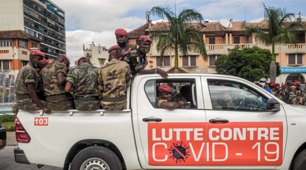 Coronavirus : l’armée malgache livre aux populations une potion qui protège du Covid-19
