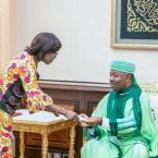 Xue Man et Marie Tumba Nzeza devisent avec Ali Bongo