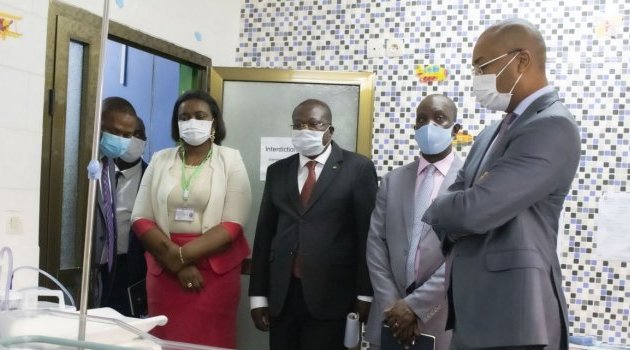 Le ministre gabonais de la Santé en visite inopinée à l’hôpital égyptien de Libreville
