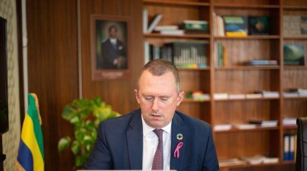 Lee White participe à un séminaire sur les opportunités d’investissements en Afrique centrale