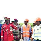 Oligui Nguema inspecte l’avancée des chantiers de logements sociaux de Bikélé