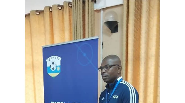 Yves Roponat, premier gabonais sélectionné pour une formation VAR de la CAF en Égypte