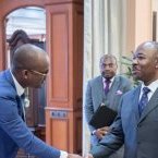 Ali Bongo échange avec trois de ses ministres