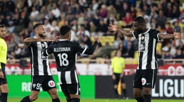 Ligue 1 : Le SCO d’Angers d’Allevinah et Ekomie s’incline en fin de match face à Monaco