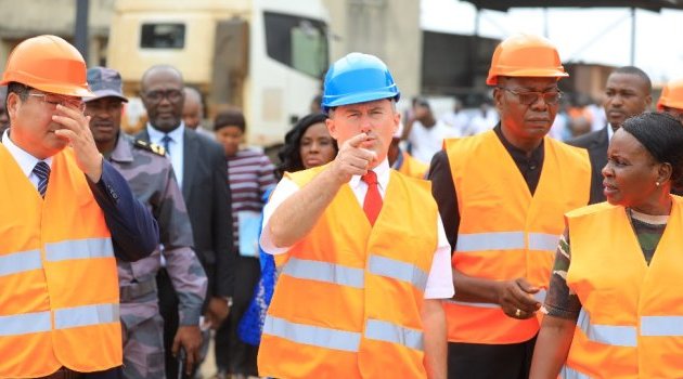 Lee White visite les usines de transformation du bois de la zone portuaire d’Owendo