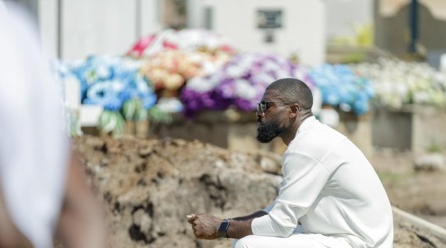 Bruno Ecuele Manga rend hommage à son père disparu