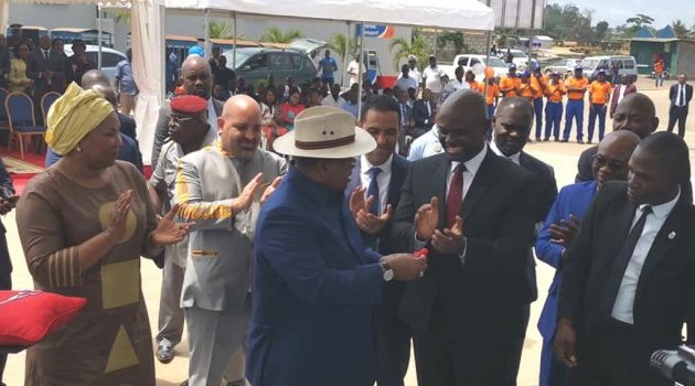 Julien Nkoghe Bekale inaugure une station-service à Ntoum